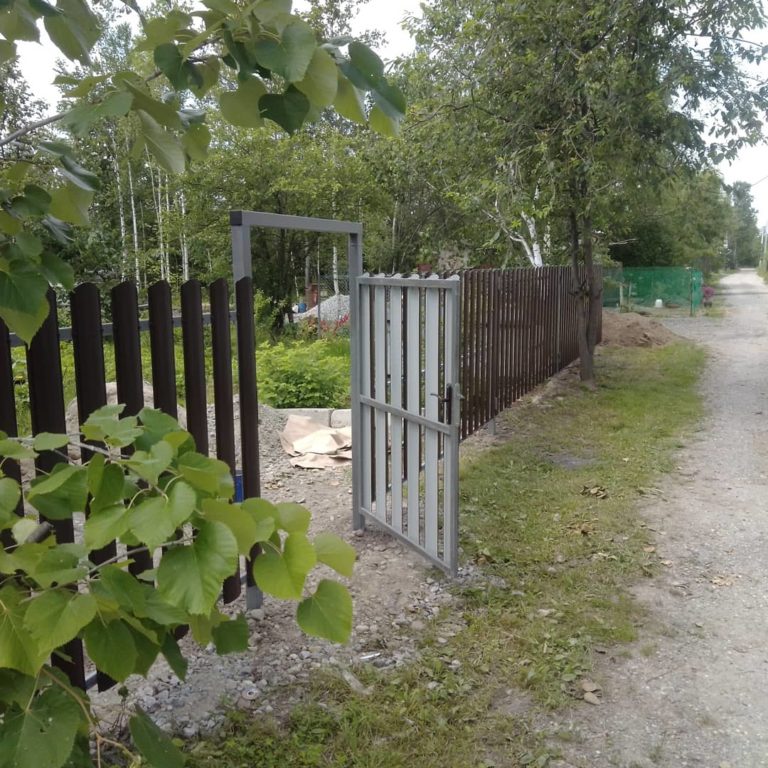 Забор из евроштакетника
