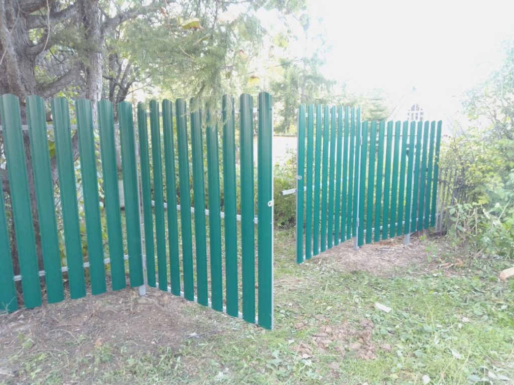 Забор из евроштакетника