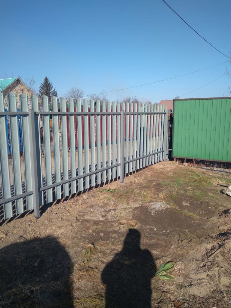 Забор из евроштакетника